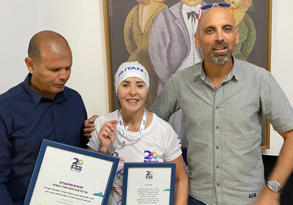 יגאל פדאל ואלון כהן מעניקים את אות ההקרהלנטלי גבאי (במרכז) צילום: יח"צ