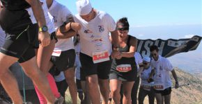 חברי נבחרת המנכ"לים והמנמ"רים למען ילדי גדולים מהחיים, בראשות הקפטן, אלון כהן, רגע אחרי שהגיעו לקו הסיום של הריצה. צילום: גילי חנוך