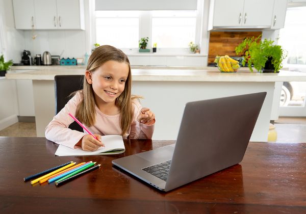 ההורים נערכים לקראתה. למידה מרחוק. צילום אילוסטרציה: BigStock