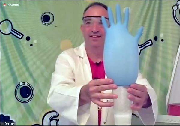 "דוקטור מולקולה" בהופעה בפני ילדי מלם תים שעולים לכיתה א'. צילום מסך