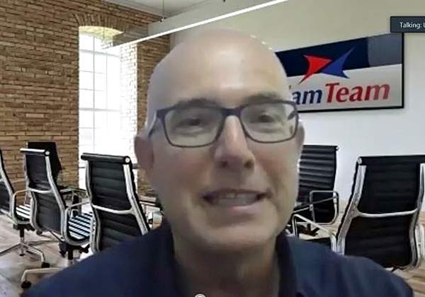 אודי וינטראוב, מנכ"ל מלם תים, מברך את ילדי העובדים, רגע לפני הכניסה לבית הספר בפעם הראשונה. צילום מסך