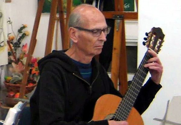 צבי שחם ז"ל בתנוחה אופיינית - עם הגיטרה. צילום: באדיבות המשפחה