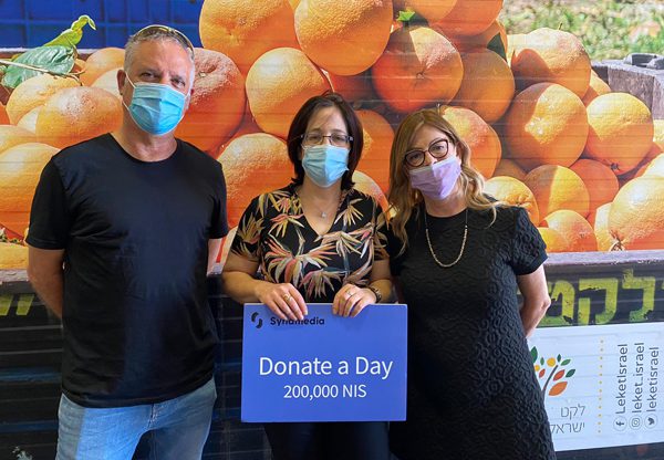 מימין: ד"ר ברכה זיסר, מנהלת המאגר הלאומי לתורמי מוח עצם של עמותת עזר מציון, יעל פאינר, מנכ"לית סינמדיה ישראל, גידי כרוך, מנכ"ל לקט ישראל. צילום: לקט ישראל