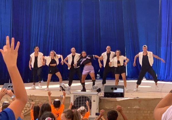 נועה קירל בהופעה בקייטנת פלייטיקה קיץ 2020. צילום: יח"צ