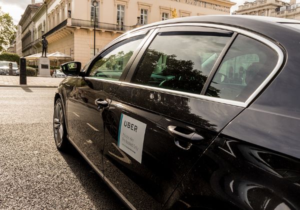 אושרו לפעולה. מוניות אובר בלונדון. צילום אילוסטרציה: BigStock