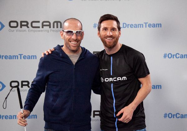 ליאו מסי ואורן בליצבלאו, אתלט פראלימפי, במפגש בחסות של אורקם. צילום: יח"צ