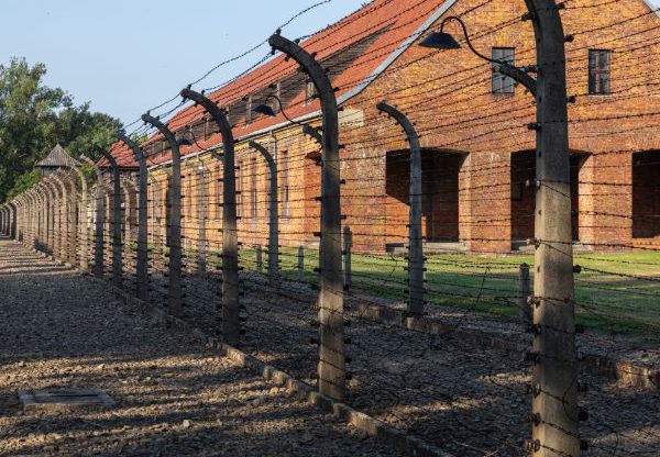 אם פייסבוק נלחמת כמו שצריך בהכחשת שואה? היא טוענת שכן, הליגה נגד השמצה מצאה שלא. צילום אילוסטרציה של מחנה אושוויץ: BigStock