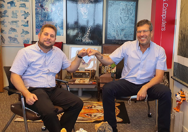 באו לבקר במאורת הנמר: מימין - גלעד רבינוביץ' ורון (רני) גלזר. צילום: פלי הנמר