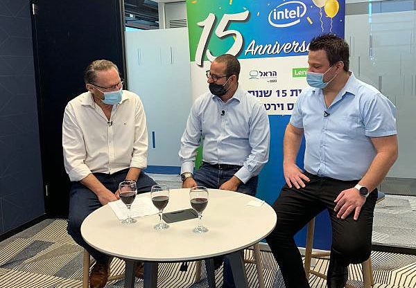 מימין לשמאל: דני ארז, מנכ"ל Lenovo DCG ישראל; שלומי אביב, מנכ"ל VMware ישראל; ויוסי צייגר, מנכ"ל הראל טכנולוגיות מידע. צילום: יח"צ
