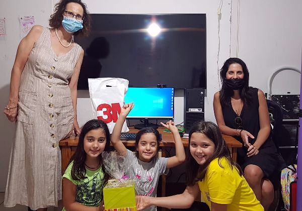 מימין לשמאל: עינת שוכר מארגון מתן-United Way, בנות המשפחה שקיבלה מחשב מלוד, ואיזבל צדיקוב, מנהלת שלוחת 3M בישראל. צילום: יח"צ