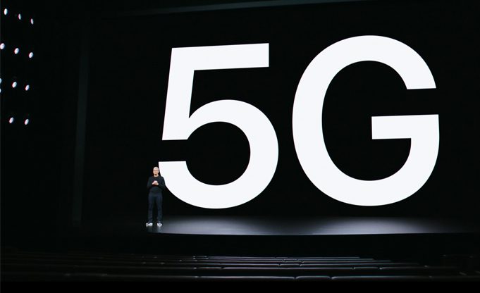 כוכב ההשקה של אפל - 5G. טים קוק על במת האודיטוריום הריק. צילום מסך, נחמה אלמוג