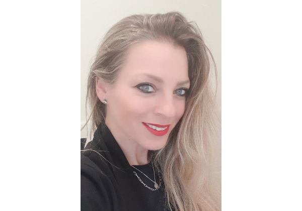 יפעת רכטמן ששון, מנהלת לקוחות ומכירות בחברת אופיסופט. צילום: יח"צ