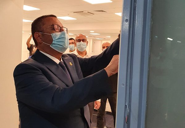 משה ליאון, ראש עיריית ירושלים, קובע מזוזה בטקס חנוכת המשרדים המחודשים של אגף המחשוב העירוני. צילום: דוברות עיריית ירושלים