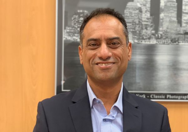 עוזי שרעבי, סמנכ"ל כספים, קרמר אלקטרוניקה. צילום עצמי