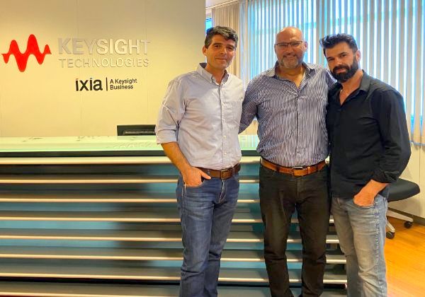 מימין לשמאל: דודי גולן, מנהל שותפים Network Application & Security, קיסייט ישראל; מאיר פרידמן, מנכ"ל סייבקאסט; גל אורן, דירקטור Network Application & Security בקיסייט ישראל. צילום: יח"צ