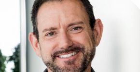 חשוד בניסיון שוחד. תומאס מויר, ראש תחום האבטחה העולמי של אפל. צילום: תמונת פרופיל מחשבון הלינקדאין של מויר