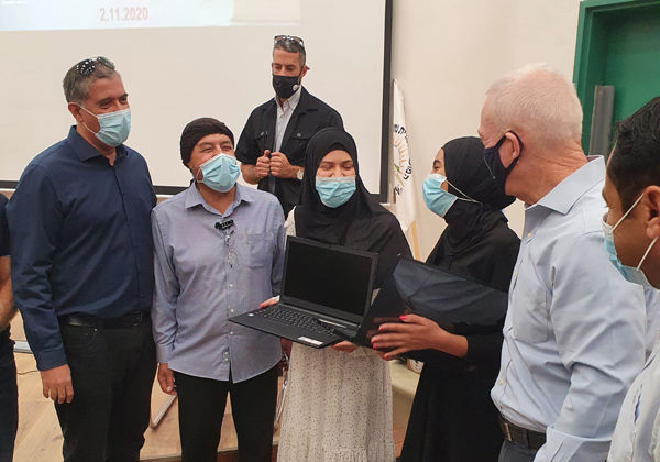 שר החינוך, יואב גלנט, סמנכ"ל הסחר של מפעיל, ניב יוסיפון, ונציגי בית הספר אורט אבו תלול, בטקס. צילום: מאיה סנדרוביץ'