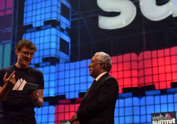 משמאל: מייסד Web Summit, פאדי קוסגרב, וראש ממשלת פורטוגל, אנטוניו קושטה, על במת הכנס בפעם הראשונה שבה התקיים בליסבון. צילום: ויקיפדיה