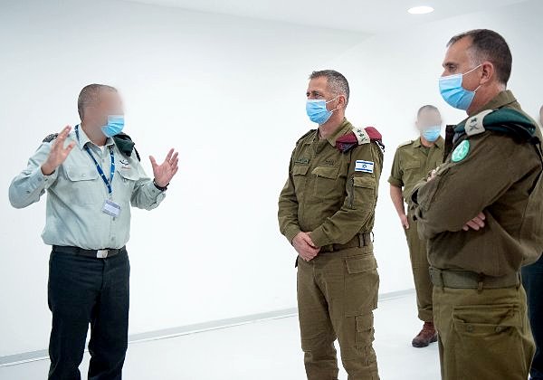 מימין: אלוף תמיר הימן, ראש אגף המודיעין, הרמטכ"ל, רב אלוף אביב כוכבי. צילום: דובר צה''ל 