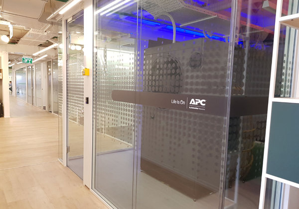 פתרונות דטה סנטר של APC במתחם הדמו החדש של שניידר אלקטריק. צילום: ג'רלדין רוסנטל