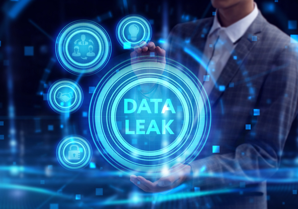 דלף מידע במתקפת סייבר. לחשוף באופן יזום מפחית עלות הפגיעה. אילוסטרציה: BigStock