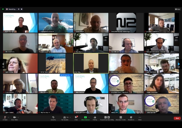 המשתתפים באירוע, בהם הזוכים, שר המדע והטכנולוגיה, יזהר שי, והנציגים מהאמירויות. צילום מסך