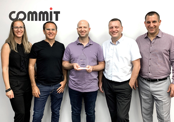 שמחים עם הפרס. הצוות המוביל ב-Comm-IT. מימין: אוהד דלאל, סמנכ"ל שירותים מנוהלים; לאוניד רבינוביץ, מנהל טכני תחום ענן, AWS; ליאור ביאליק, סמנכ"ל פעילות ענן; עידן פיינגולד, מנכ"ל; מיכל ששון, סמנכ"לית שיווק. צילום: יח"צ