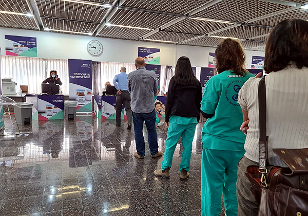 תור לחיסון לקורונה בבית החולים שיבא בתל השומר. צילום: נעמה עזריאל, דוברות בית החולים