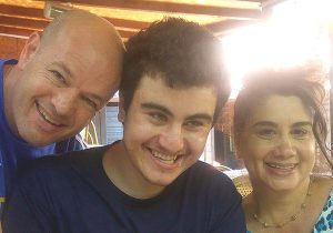 רימון טובין (משמאל) עם בנו, יובל, ואשתו, מיכל. צילום: באדיבות המשפחה