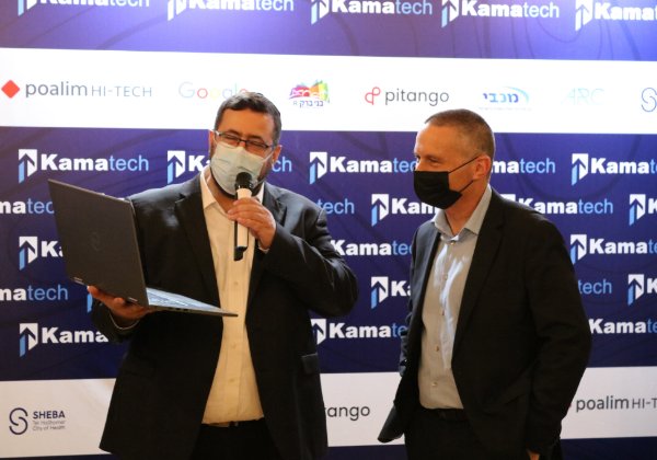 שר המדע וחבר קבינט הקורונה, יזהר שי, ומשה פרידמן, מנכ"ל קמא-טק, בהאקתון 'חרדים לקורונה'. צילום: יח"צ