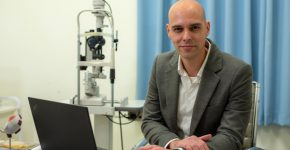 מרקו גרזוזי, סמנכ"ל הפיתוח העסקי של סליטלד, עם המוצר של החברה. צילום: יח"צ