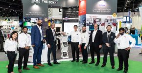 מימין לשמאל: צוות קרמר - קומאראן קונאן, מנהל מכירות אזורי; יובל קרמר, סמנכ"ל; ישי מישלוף, סמנכ"ל; יוסף דב קוהן, שיווק; שמואל בונומו, סמנכ"ל. משמאל אנשי Abcom והנציג המקומי. צילום: יח"צ