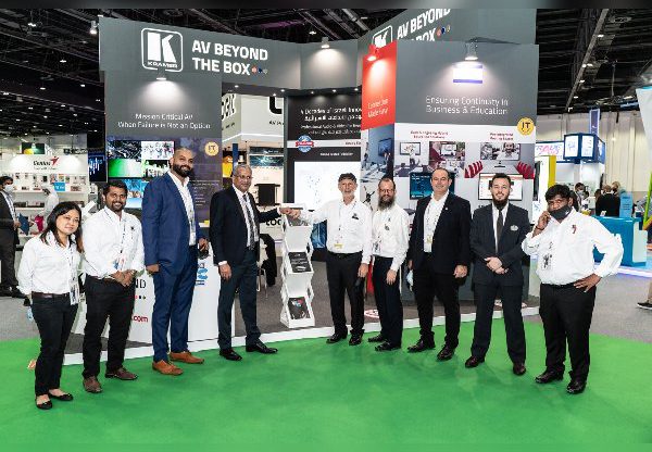 מימין לשמאל: צוות קרמר - קומאראן קונאן, מנהל מכירות אזורי; יובל קרמר, סמנכ"ל; ישי מישלוף, סמנכ"ל; יוסף דב קוהן, שיווק; שמואל בונומו, סמנכ"ל. משמאל אנשי Abcom והנציג המקומי. צילום: יח"צ