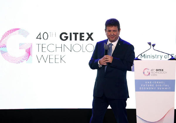 יו"ר מכון היצוא, אדיב ברוך, פותח את כנס Gitex בדובאי. צילום: סיון פרג'