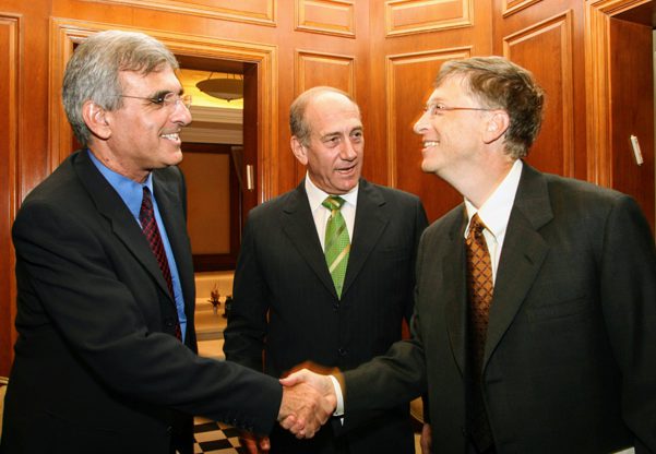 מימין: ביל גייטס, אהוד אולמרט, אז שר המסחר והתעשייה, וד"ר יוסי בכר ז"ל, אז מנכ"ל האוצר, צילום: קובי קנטור ז"ל