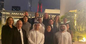 ארוחת ערב עם שניים מהאנשים החזקים והדומיננטיים באיחוד האמירויות - שר הכלכלה ומנכ"ל משרדו, שהגיעו מאבו דאבי כדי להיפגש עם חמי פרס ואנשי המשלחת, מוחמד עלי אל שורפה וטאריק בן הינדי. צילום: יח"צ