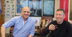 מבקרים במאורה. מימין: גיל בול, סמנכ"ל השיווק, ויצחק במבג'י, מנכ"ל - קרמר. צילום: פלי הנמר