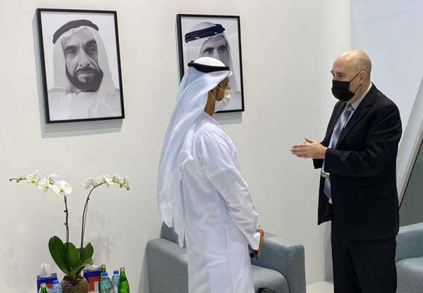 מימין: רועי פרידמן, סמנכ"ל פיתוח עסקי בפורטליקס, ומחמד יוסוף אחמד אלמודרב, מנכ"ל של מגזר שירותי תמיכה טכנית לחברות מהרשות הלאומית לתחבורה של דובאי. צילום: יח"צ