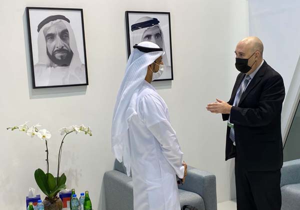 מימין: רועי פרידמן, סמנכ"ל פיתוח עסקי בפורטליקס, ומחמד יוסוף אחמד אלמודרב, מנכ"ל של מגזר שירותי תמיכה טכנית לחברות מהרשות הלאומית לתחבורה של דובאי. צילום: יח"צ