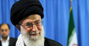 האייתוללה עלי חמינאי, המנהיג הרוחני של איראן. הוא יכול לגלוש כמה שהוא רוצה, האזרחים לא. צילום: מתוך ויקיפדיה