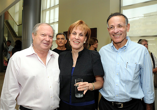 בטקס גזירת הסרט למתקן המחשוב מוגן הטילים של בנק לאומי: מימין - צבי איצקוביץ', חבר הנהלת הבנק; גליה מאור, המנכ"לית; ואיציק מלאך, משנה למנכ"ל וראש חטיבת הטכנולוגיה. צילום: פלי הנמר