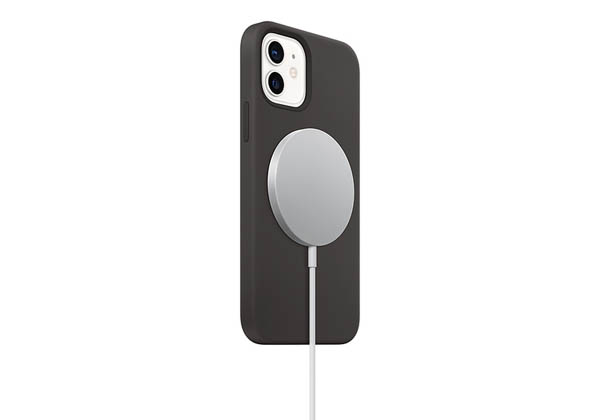 להרחיק מקוצבי לב. iPhone ומטען MagSafe. צילום: אפל