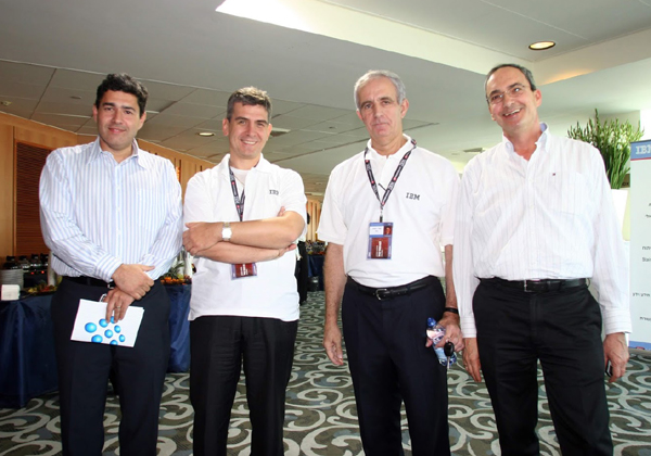 באירוע משותף ליבמ ומטריקס ב-2004, עם, בין היתר, מאיר ניסנסון, דאז מנכ"ל יבמ ישראל, ומוטי גוטמן, מנכ"ל מטריקס אז וכיום. צילום: קובי קנטור ז"ל