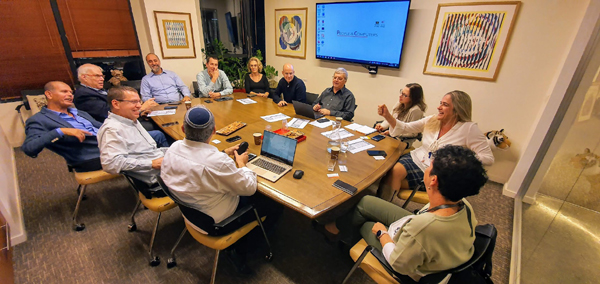 ועדת היגוי של פורום C3 מבית אנשים ומחשבים. בין המצולמים: שמעונה נוה, יהודה קונפורטס, ליאורה שכטר, רביד שמואלי, יגאל פדאל, רונן זרצקי ואריה עמית. צילום: פלי הנמר