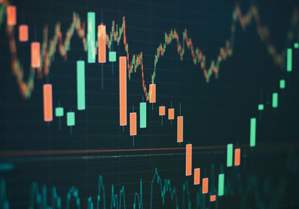 זו שעולה וזו שיורדת הן אותה מניה. אילוסטרציה: BigStock