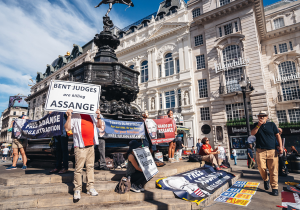 הפגנה למען שחרורו של ג'וליאן אסאנג', שהתקיימה ביולי האחרון בכיכר פיקדילי בלונדון. צילום: מתוך BigStock