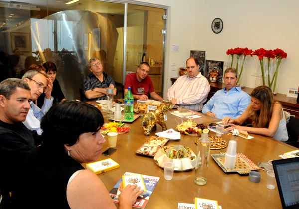 הנהלה במאורה: מוטי גוטמן ושאר חברי הנהלת מטריקס בביקור בבית אנשים ומחשבים. צילום: פלי הנמר