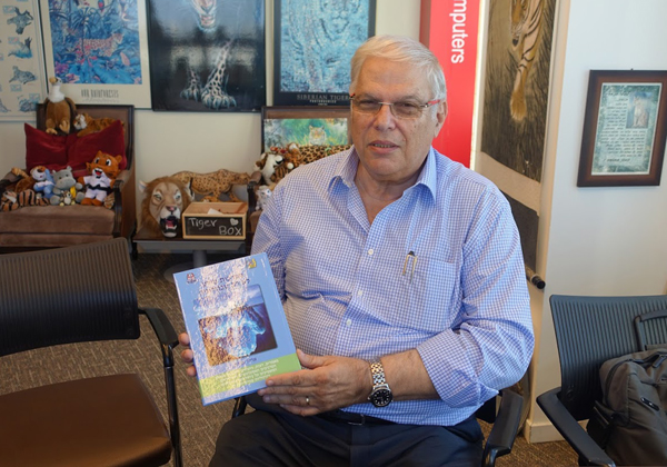 אריה עמית הגיע למאורת הנמר על מנת להשיק את ספרו החדש. צילום: פלי הנמר