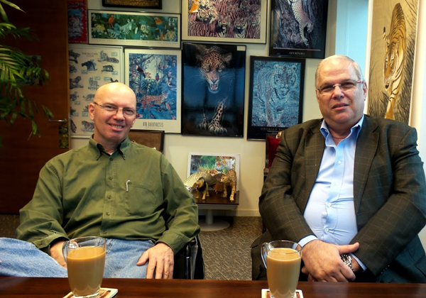 אריה עמית (מימין) במאורת הנמר יחד עם חבר - יואב צור. צילום: פלי הנמר