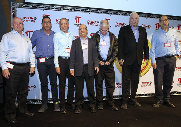 חברי ועדת השיפוט של תחרות IT Awards של אנשים ומחשבים. בין המצולמים: אריה עמית, אילן אלתר, אבי עסיס, מוטי לוי ומאיר פורוחובסקי. צילום: ניב קנטור